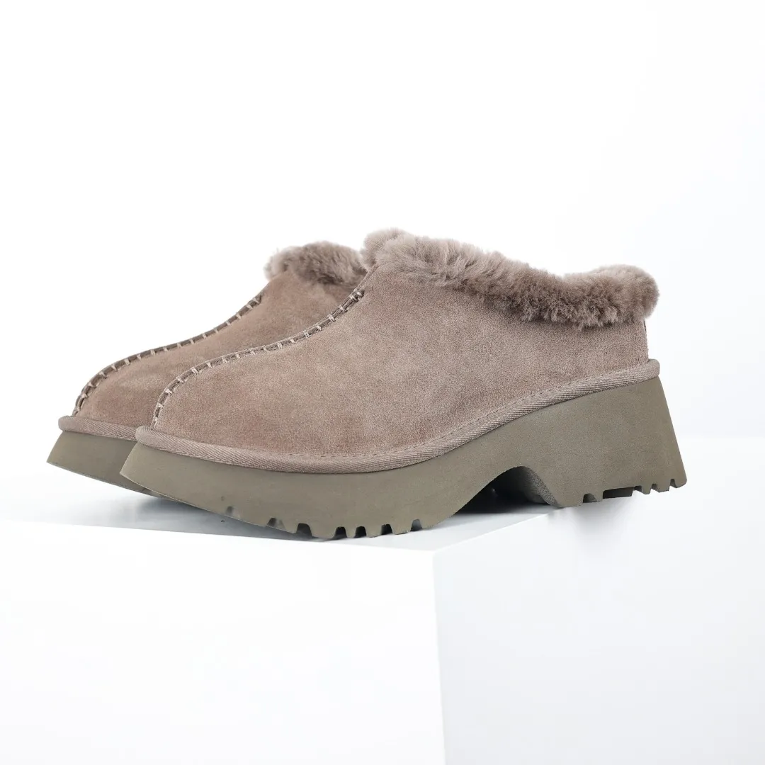 Pick up locally 💰560 Core recommended good price It is a very suitable choice for home use. In recent years, uug has launched a series of styles, which are partially geared towards the preferences of young consumers and have also moved to the forefront of fashion trends. Shoe body material: water-repellent coated suede upper, 17 mm UGGPURE™ implantable wool insole, lightweight non-slip and comfortable rubber outsole, with brand LOGO and trademark, with full packaging Size: 35 36 37 38 39 40